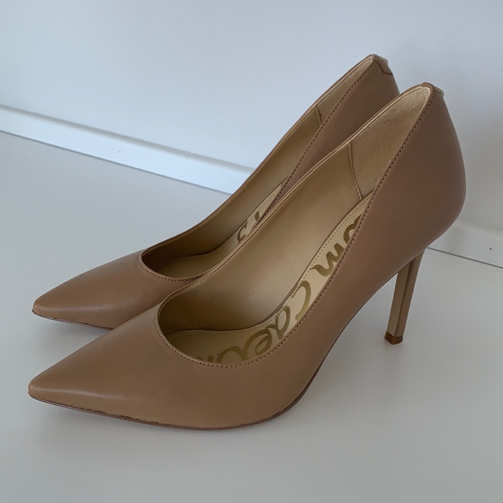 Pomps/ heels  Tan color